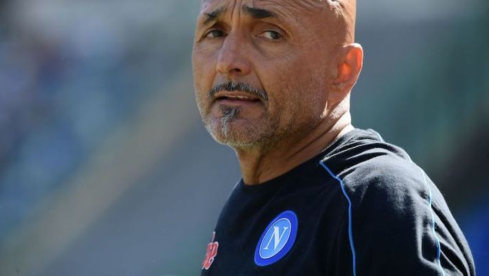 Napoli's Italian head coach Luciano Spalletti looks on prior to the Italian Serie A football match between SSC Napoli vs Spezia Calcio at Diego Armando Maradona Stadium in Naples on September 10, 2022. (Photo by Filippo MONTEFORTE / AFP) (Photo by FILIPPO MONTEFORTE/AFP via Getty Images) Spalletti: “Così gestisco Raspadori e Simeone, Ndombele cresce”. Politano e Lozano in gruppo - immagine 1