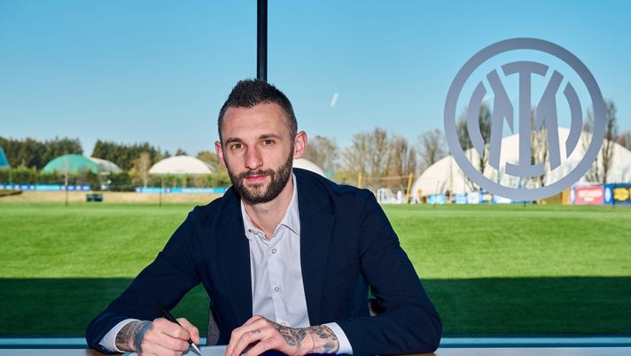 COMO, ITALY - MARCH 23: Marcelo Brozovic of FC Internazionale pose for a photo before signing the extension to his contract with FC Internazionale Milano at Appiano Gentile on March 23, 2022 in Como, Italy. (Photo by Mattia Ozbot - Inter/Inter via Getty Images)