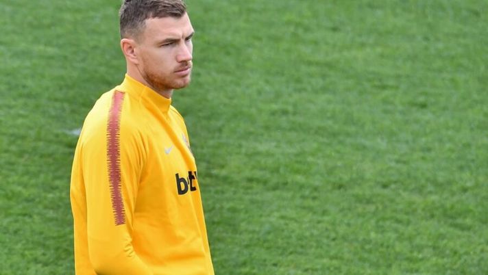 AS Roma Bosnian forward Edin Dzeko, looks on, as he practices in a training session, on March 5, 2019 at AS Roma's training ground in Trigoria, south of Rome, on the eve of the UEFA Champions League round before their trip for a football match FC Porto vs AS Roma. (Photo by Andreas SOLARO / AFP) (Photo credit should read ANDREAS SOLARO/AFP/Getty Images) Dzeko, dalla panchina con la Samp al riposo di oggi: cosa c’è dietro alla gestione di Ranieri - immagine 1