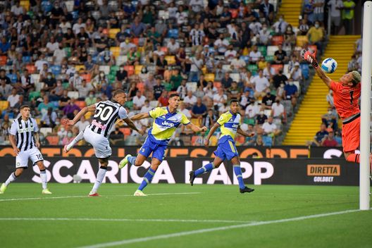 Cristiano Ronaldo con la nuova maglia della Juve Cristiano Ronaldo con la nuova maglia della Juve