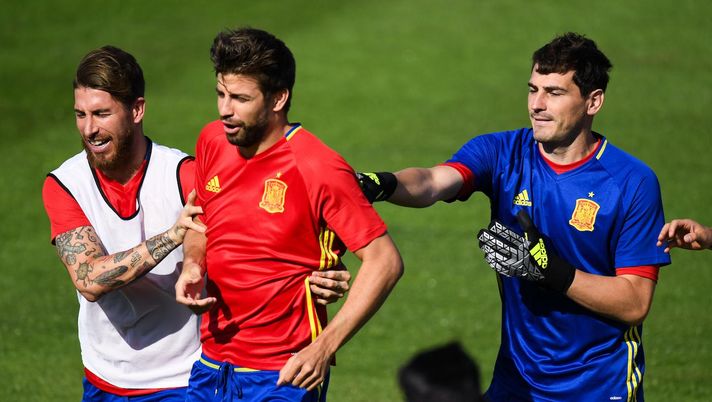 Iker Casillas e la risposta su Piqué che scatena la polemica: “Totale ragazzino e imbecille” - immagine 1