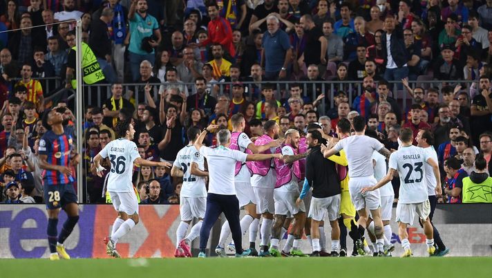 BARCELONA, SPAIN - OCTOBER 12: Robin Gosens of FC Internazionale celebrates with teammates after scoring their team's third goal during the UEFA Champions League group C match between FC Barcelona and FC Internazionale at Spotify Camp Nou on October 12, 2022 in Barcelona, Spain. (Photo by David Ramos/Getty Images) Pazza Inter: e il solito “circo” Spalletti - immagine 1