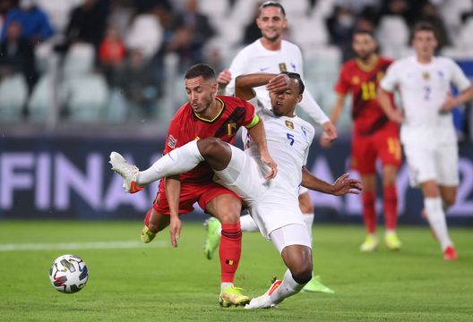 TURIN, ITALY - OCTOBER 07: Eden Hazard of Belgium is challenged by Jules Kounde of France during the UEFA Nations League 2021 Semi-final match between Belgium and France at Juventus Stadium on October 07, 2021 in Turin, Italy. (Photo by Laurence Griffiths/Getty Images) Francia, tifoso aggredito e preso a morsi per la maglia di Koundè - immagine 1