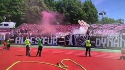 Prima le donazioni, poi i fumogeni in campo: la rabbia dei tifosi della Dinamo Berlino