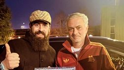 Mourinho grafite su tela: riceve un ritratto per capodanno