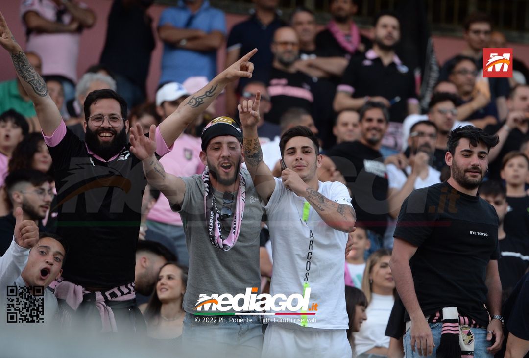Fototifo, i tifosi allo stadio per Palermo-Feralpisaló 1-0 (gallery) - immagine 184