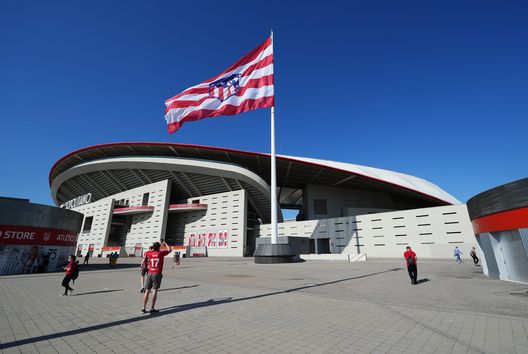 MADRID, SPAIN - MAY 08: A general view of the outside of the Estadio Wanda Metropolitano prior to kick off of the La Liga Santander match between Club Atletico de Madrid and Real Madrid CF at Estadio Wanda Metropolitano on May 08, 2022 in Madrid, Spain. (Photo by Juan Manuel Serrano Arce/Getty Images) L’Atletico riscrive la storia: le targhe con i nomi dei calciatori potranno essere tolte dal Metropolitano - immagine 1