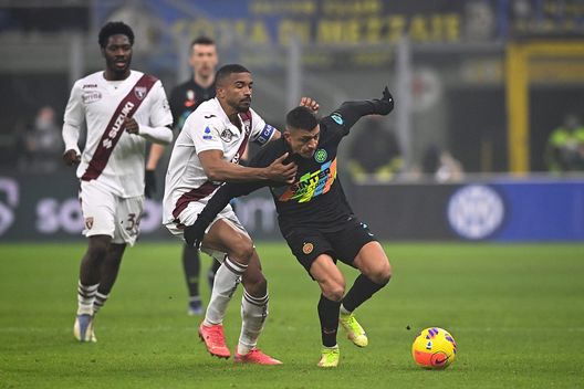 MILAN, ITALY - DECEMBER 22: Alexis Sanchez of FC Internazionale is challenged during the Serie A match between FC Internazionale and Torino FC at Stadio Giuseppe Meazza on December 22, 2021 in Milan, Italy. (Photo by Mattia Ozbot - Inter/Inter via Getty Images) L’Inter arriva a Torino per giocarsi lo scudetto. Ma il fattore Champions…- immagine 2