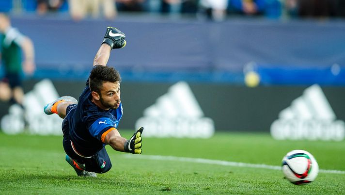 UHERSKE HRADISTE, CZECH REPUBLIC - JUNE 21: Goalkeeper Nicola Leali of Italy in action during the warm up session prior to the UEFA Under21 European Championship 2015 match between Italy and Portugal at Mestsky Fotbalovy Stadium on June 21, 2015 in Uherske Hradiste, Czech Republic. (Photo by Christian Hofer/Getty Images) UHERSKE HRADISTE, CZECH REPUBLIC - JUNE 21: Goalkeeper Nicola Leali of Italy in action during the warm up session prior to the UEFA Under21 European Championship 2015 match between Italy and Portugal at Mestsky Fotbalovy Stadium on June 21, 2015 in Uherske Hradiste, Czech Republic. (Photo by Christian Hofer/Getty Images)