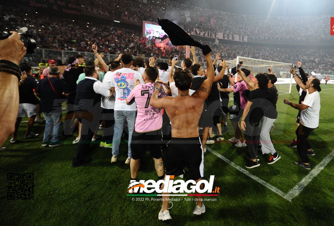 FOTO Palermo in Serie B, i festeggiamenti dei rosanero al Renzo Barbera (Gallery) - immagine 22