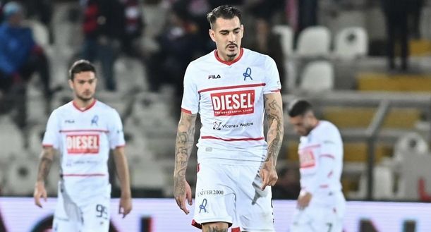 La delusione dei giocatori del Vicenza Un’altra serata da incubo per il Vicenza, Modesto vicino all’esonero- immagine 2