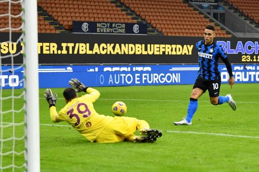 MILAN, ITALY - NOVEMBER 22: Lautaro Martinez of Inter Milan scores their sides fourth goal past Salvatore Sirigu of Torino during the Serie A match between FC Internazionale and Torino FC at Stadio Giuseppe Meazza on November 22, 2020 in Milan, Italy. Sporting stadiums around Italy remain under strict restrictions due to the Coronavirus Pandemic as Government social distancing laws prohibit fans inside venues resulting in games being played behind closed doors. (Photo by Valerio Pennicino/Getty Images) MILAN, ITALY - NOVEMBER 22: Lautaro Martinez of Inter Milan scores their sides fourth goal past Salvatore Sirigu of Torino during the Serie A match between FC Internazionale and Torino FC at Stadio Giuseppe Meazza on November 22, 2020 in Milan, Italy. Sporting stadiums around Italy remain under strict restrictions due to the Coronavirus Pandemic as Government social distancing laws prohibit fans inside venues resulting in games being played behind closed doors. (Photo by Valerio Pennicino/Getty Images)
