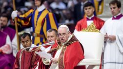 Vaticano, a consulto con il medico dell’Atletico Madrid: per curare il ginocchio del Papa