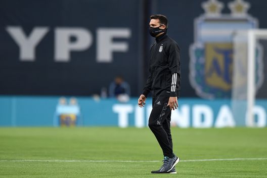  BUENOS AIRES, ARGENTINA - NOVEMBER 12: Lionel Scaloni coach of Argentina looks on before a match between Argentina and Paraguay as part of South American Qualifiers for Qatar 2022 at Estadio Alberto J. Armando on November 12, 2020 in Buenos Aires, Argentina. (Photo by Marcelo Endelli/Getty Images) 