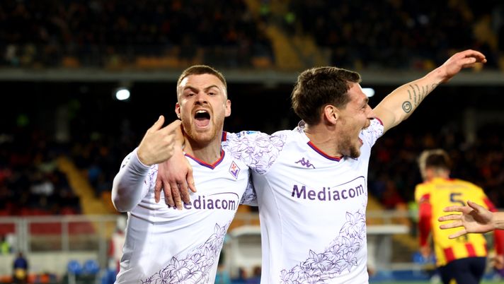 LECCE, ITALY - FEBRUARY 02: Lucas Beltran of Fiorentina celebrates with his teammate Andrea Belotti after scoring his team's second goal during the Serie A TIM match between US Lecce and ACF Fiorentina at Stadio Via del Mare on February 02, 2024 in Lecce, Italy. (Photo by Maurizio Lagana/Getty Images) Borghi sicuro: “Beltran sarà il numero 9 della Fiorentina del futuro” - immagine 1
