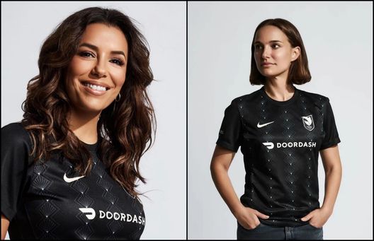 La maglia dell'Angel City FC indossata da Eva Longoria e Nathalie Portman La maglia dell'Angel City FC indossata da Eva Longoria e Nathalie Portman