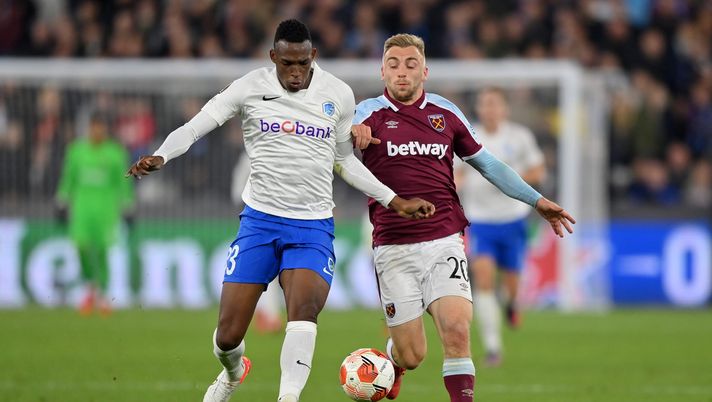 LONDON, ENGLAND - OCTOBER 21: Jarrod Bowen of West Ham United and Jhon Lucumi of Genk during the UEFA Europa League group H match between West Ham United and KRC Genk at Olympic Stadium on October 21, 2021 in London, England. (Photo by Justin Setterfield/Getty Images) Dalla Colombia – Fulham in pole per Lucumi - immagine 1