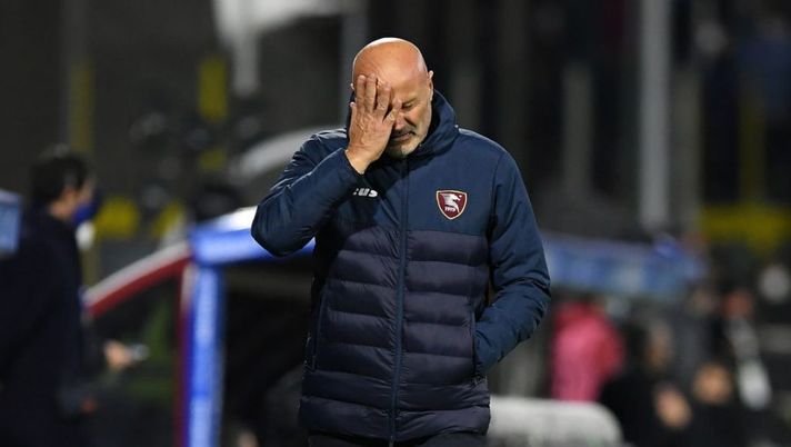 SALERNO, ITALY - DECEMBER 17: Stefano Colantuono US Salernitana coach shows his disappointment during the Serie A match between US Salernitana and FC Internazionale at Stadio Arechi on December 17, 2021 in Salerno, Italy. (Photo by Francesco Pecoraro/Getty Images) UFFICIALE – La Salernitana annuncia tre positivi prima della Lazio! Cosa succede ora - immagine 1