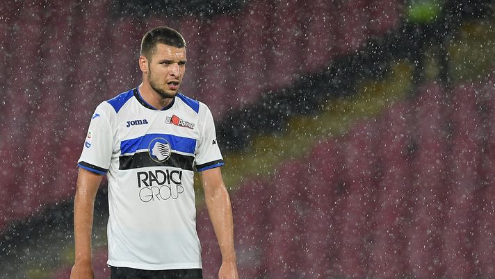 NAPLES, ITALY - APRIL 22:  Berat Djimsiti of Atalanta BC in action during the Serie A match between SSC Napoli and Atalanta BC at Stadio San Paolo on April 22, 2019 in Naples, Italy.  (Photo by Francesco Pecoraro/Getty Images)  Djimsiti