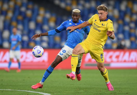  NAPLES, ITALY - MAY 23: Matteo Lovato of Hellas Verona holds off Victor Osimhen of SSC Napoli during the Serie A match between SSC Napoli and Hellas Verona FC at Stadio Diego Armando Maradona on May 23, 2021 in Naples, Italy. Sporting stadiums around Italy remain under strict restrictions due to the Coronavirus Pandemic as Government social distancing laws prohibit fans inside venues resulting in games being played behind closed doors. (Photo by Francesco Pecoraro/Getty Images) 