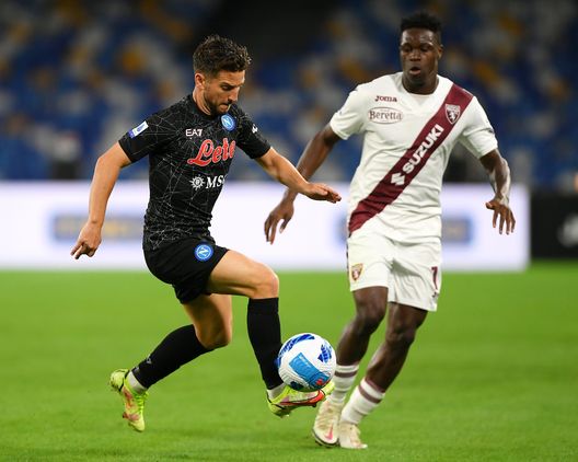 NAPLES, ITALY - OCTOBER 17: Dries Mertens of SSC Napoli battles for possession with Wilfried Singo of Torino FC during the Serie A match between SSC Napoli and Torino FC at Stadio Diego Armando Maradona on October 17, 2021 in Naples, Italy. (Photo by Francesco Pecoraro/Getty Images) Juric mette in difficoltà Spalletti: i granata sono tignosi per ogni avversario- immagine 2