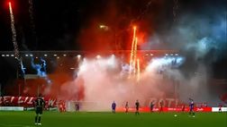Derby della Sassonia, fumogeni e fuochi d’artificio in campo