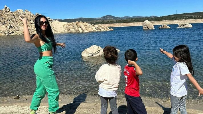 Georgina Rodriguez, momenti di relax sulla spiaggia insieme ai figli - immagine 1