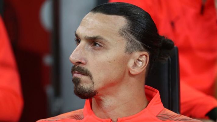 MILAN, ITALY - OCTOBER 16: Zlatan Ibrahimovic of AC Milan looks on before during the Serie A match between AC Milan and Hellas Verona FC at Stadio Giuseppe Meazza on October 16, 2021 in Milan, Italy. (Photo by Marco Luzzani/Getty Images) Ibra: “Era fatta col Napoli, ecco chi ha fatto saltare tutto! Le liti con Allegri, Lukaku, Leao…” - immagine 1