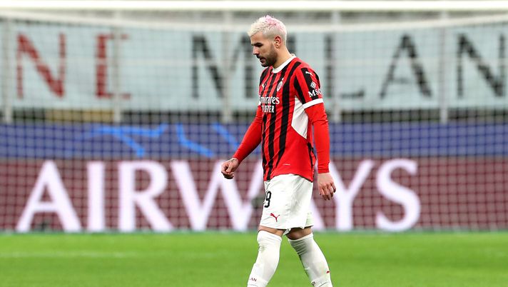 MILAN, ITALY - FEBRUARY 18: Theo Hernandez of AC Milan leaves the pitch after receiving a red card for diving during the UEFA Champions League 2024/25 League Knockout Play-off second leg match between AC Milan and Feyenoord at San Siro Stadium on February 18, 2025 in Milan, Italy. (Photo by Marco Luzzani/Getty Images) Dove guardare Milan vs Bologna in tv questa sera? - immagine 1