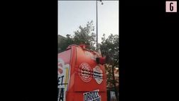 VIDEO Girona, fotografa rischia di cadere durante i festeggiamenti: pericolo scampato