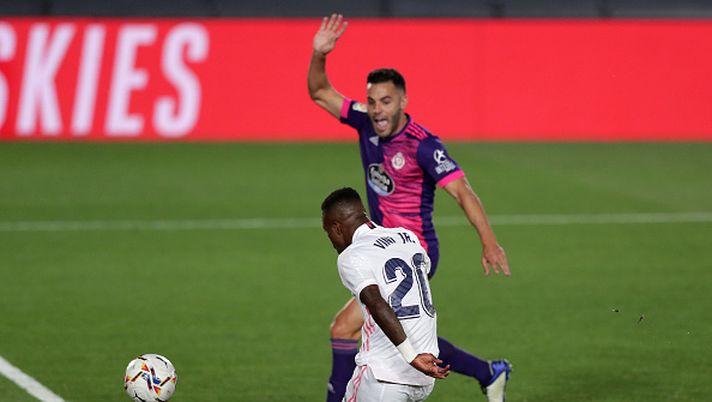 MADRID, SPAIN - SEPTEMBER 30: Vinicius Junior of Real Madrid scores his team's first goal during the La Liga Santander match between Real Madrid and Real Valladolid CF at Estadio Santiago Bernabeu on September 30, 2020 in Madrid, Spain. Football Stadiums around Europe remain empty due to the Coronavirus Pandemic as Government social distancing laws prohibit fans inside venues resulting in fixtures being played behind closed doors. (Photo by Gonzalo Arroyo Moreno/Getty Images) Il Valladolid avverte: chi ha insultato Vinicius rischia di restare senza abbonamento - immagine 1
