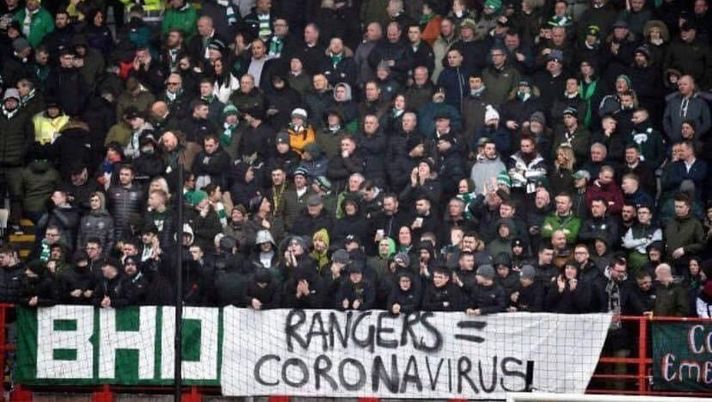 Il brutto striscione esposto da una frangia di tifosi del Celtic 