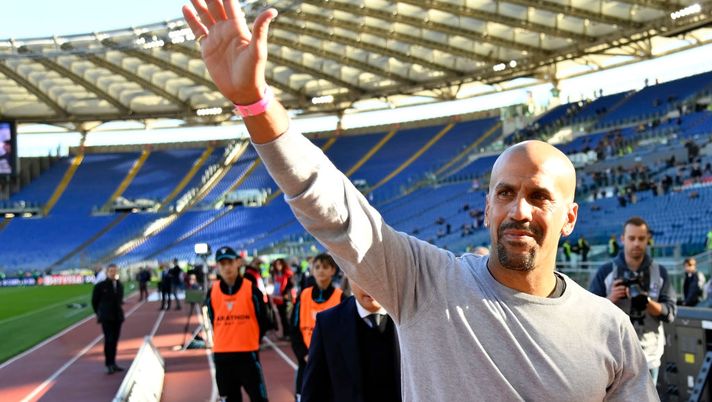 ROME, ITALY - APRIL 07:  Former  SS Lazio Argentine midfielder Juan Sebastian Veron greets the fans prior the Serie A match between SS Lazio and US Sassuolo at Stadio Olimpico on April 7, 2019 in Rome, Italy.  (Photo by Marco Rosi/Getty Images) 