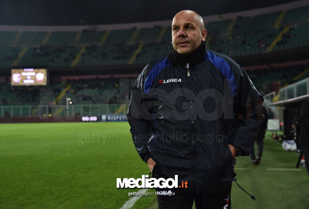  PALERMO, ITALY - FEBRUARY 27:  Head coach Bruno Tedino of Palermo looks on  during the Serie B match between US Citta di Palermo and Ascoli Picchio on February 27, 2018 in Palermo, Italy.  (Photo by Tullio M. Puglia/Getty Images) 