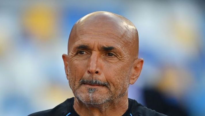 Napoli's Italian coach Luciano Spalletti arrives on the field for the Italian Serie A football match between Napoli and Monza on August 21, 2022 at the Diego-Maradona stadium in Naples. (Photo by Alberto PIZZOLI / AFP) (Photo by ALBERTO PIZZOLI/AFP via Getty Images) Spalletti: “Ronaldo? Ecco cosa mi ha detto De Laurentiis! Osimhen è uno da top club” - immagine 1