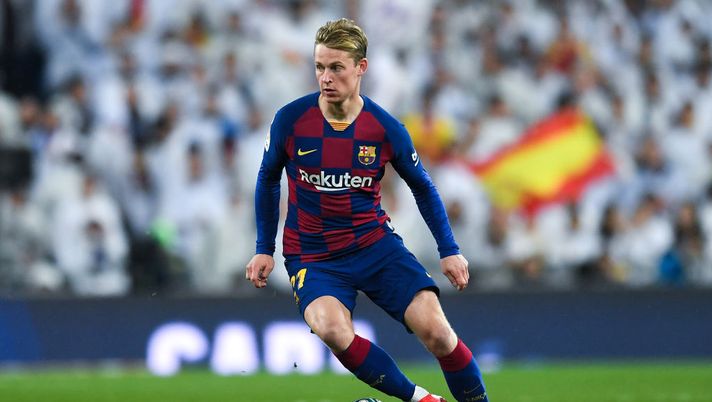 MADRID, SPAIN - MARCH 01: Frenkie de Jong of FC Barcelona runs with the ball during the Liga match between Real Madrid CF and FC Barcelona at Estadio Santiago Bernabeu on March 01, 2020 in Madrid, Spain. (Photo by David Ramos/Getty Images) MADRID, SPAIN - MARCH 01: Frenkie de Jong of FC Barcelona runs with the ball during the Liga match between Real Madrid CF and FC Barcelona at Estadio Santiago Bernabeu on March 01, 2020 in Madrid, Spain. (Photo by David Ramos/Getty Images)