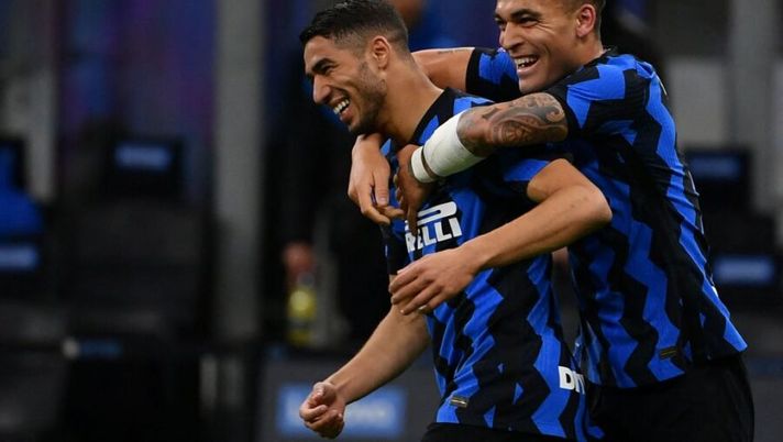 Inter Milan's Argentine forward Lautaro Martinez (R) celebrates with Inter Milan's Moroccan defender Achraf Hakimi after scoring the second goal during the Italian Serie A football match Inter Milan vs Sassuolo on April 7, 2021 at the San Siro stadium in Milan. (Photo by Isabella BONOTTO / AFP) (Photo by ISABELLA BONOTTO/AFP via Getty Images) FLASH – Di Marzio: “Sorpasso del PSG sul Chelsea per Hakimi: pronto l’affondo, le cifre…” - immagine 1