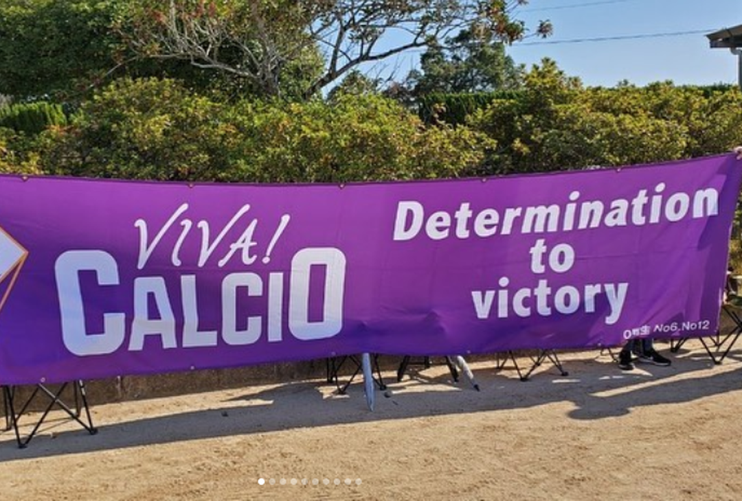FOTO – Viva! Calcio, la squadra giapponese con le maglie simil-Fiorentina - immagine 3