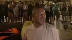 VIDEO / Totti a Ventotene, i tifosi invadono la strada. E Ilary fa le riprese