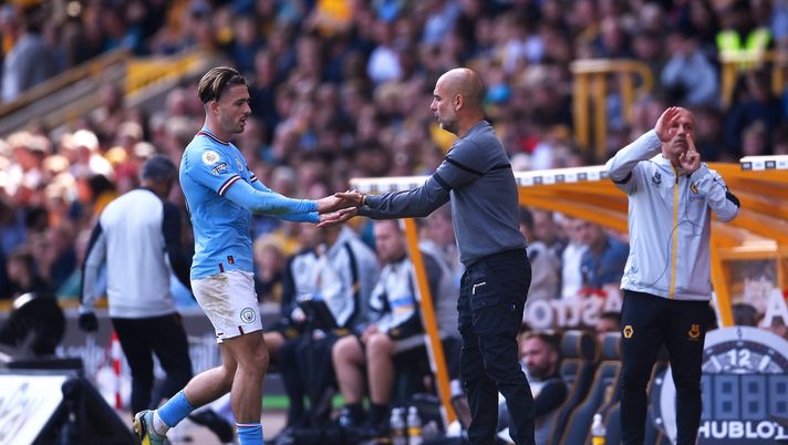 WOLVERHAMPTON, ENGLAND - SEPTEMBER 17: Jack Grealish of Manchester City is embraced by Pep Guardiola, Manager of Manchester City after being substituted during the Premier League match between Wolverhampton Wanderers and Manchester City at Molineux on September 17, 2022 in Wolverhampton, England. (Photo by Laurence Griffiths/Getty Images) GREALISH E GUARDIOLA