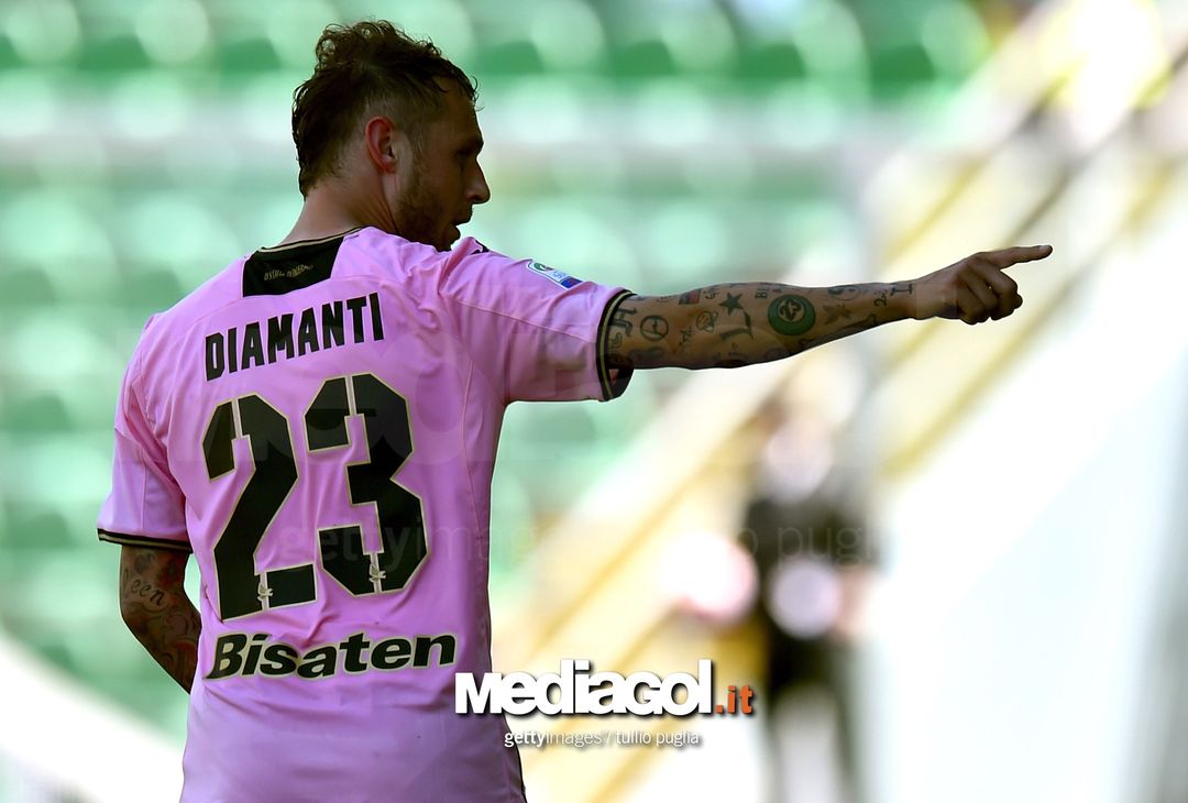  PALERMO, ITALY - APRIL 30:  Alessandro Diamanti of Palermo celebrates after scoring the opening goal during the Serie A match between US Citta di Palermo and ACF Fiorentina at Stadio Renzo Barbera on April 30, 2017 in Palermo, Italy.  (Photo by Tullio M. Puglia/Getty Images) 