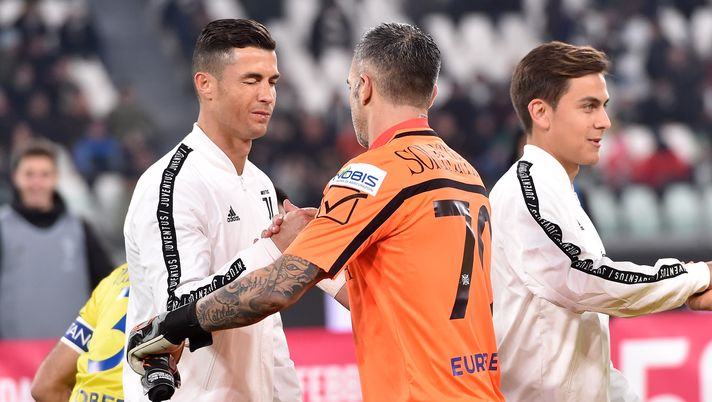TURIN, ITALY - JANUARY 21: Cristiano Ronaldo (L) of Juventus greets Stefano Sorrentino of Chievo during the Serie A match between Juventus and Chievo at Allianz Stadium on January 21, 2019 in Turin, Italy. (Photo by Tullio M. Puglia/Getty Images) TURIN, ITALY - JANUARY 21: Cristiano Ronaldo (L) of Juventus greets Stefano Sorrentino of Chievo during the Serie A match between Juventus and Chievo at Allianz Stadium on January 21, 2019 in Turin, Italy. (Photo by Tullio M. Puglia/Getty Images)