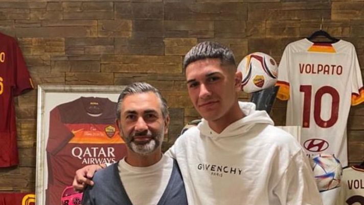 Volpato, incontro con il suo ex allenatore: gli regala la maglia autografata Volpato, incontro con il suo ex allenatore: gli regala la maglia autografata - immagine 1