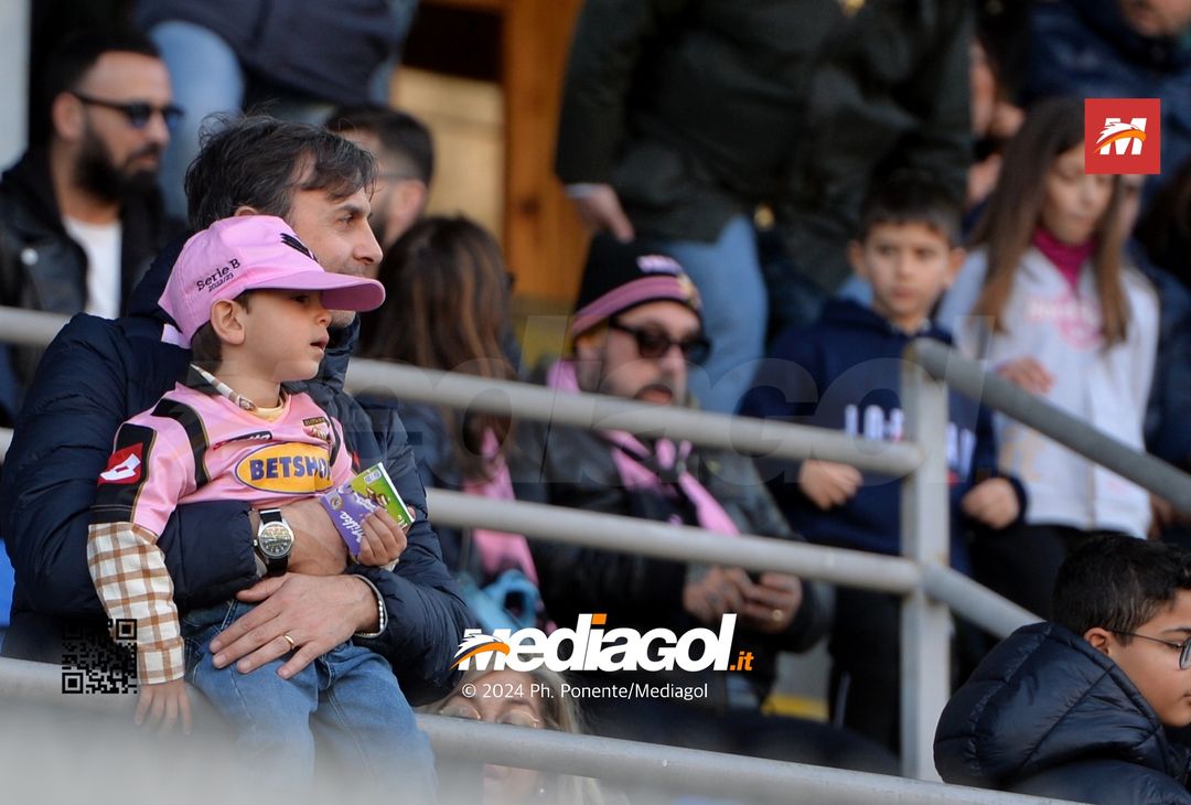 FOTOTIFO Palermo-Como 3-0, gli scatti ai tifosi al “Renzo Barbera” (GALLERY) - immagine 37