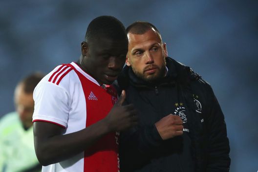 AMSTERDAM, NETHERLANDS - APRIL 02: Ajax Coach, John Heitinga speaks to Brian Brobbey during the YOUTH CUP U19 between Ajax U19 and Excelsior U19 at Sportpark De Toekomst Johan Cruyff Arena on April 02, 2019 in Amsterdam, Netherlands. (Photo by Dean Mouhtaropoulos/Getty Images) Utrecht, episodio di razzismo nei confronti di Brobbey: “Io e l’Ajax abbiamo vinto, loro hanno perso” - immagine 1