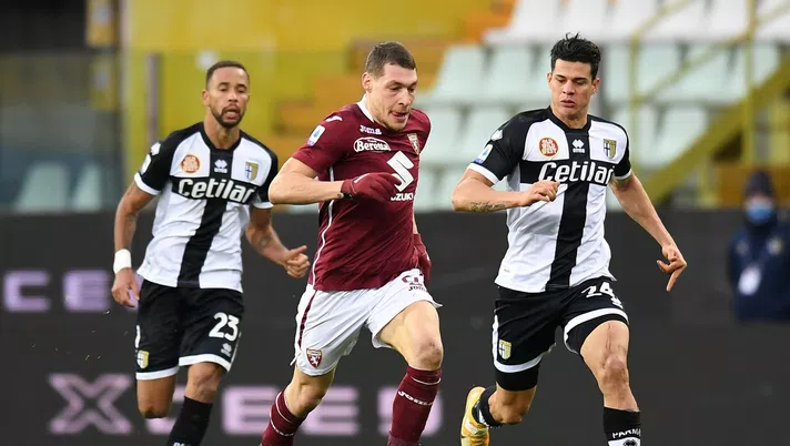 PARMA, ITALY - JANUARY 03: Yordan Osorio of Parma (R) is tackled by Andrea Belotti of Torino (C) during the Serie A match between Parma Calcio and Torino FC at Stadio Ennio Tardini on January 03, 2021 in Parma, Italy. Sporting stadiums around Italy remain under strict restrictions due to the Coronavirus Pandemic as Government social distancing laws prohibit fans inside venues resulting in games being played behind closed doors. (Photo by Alessandro Sabattini/Getty Images)