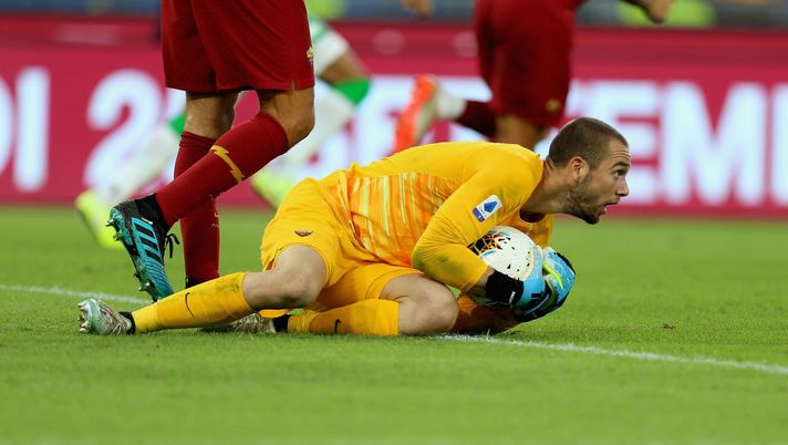 ROME, ITALY - SEPTEMBER 15: AS Roma goalkeeper Pau Lopez in action during the Serie A match between AS Roma and US Sassuolo at Stadio Olimpico on September 15, 2019 in Rome, Italy. (Photo by Paolo Bruno/Getty Images) ROME, ITALY - SEPTEMBER 15: AS Roma goalkeeper Pau Lopez in action during the Serie A match between AS Roma and US Sassuolo at Stadio Olimpico on September 15, 2019 in Rome, Italy. (Photo by Paolo Bruno/Getty Images)