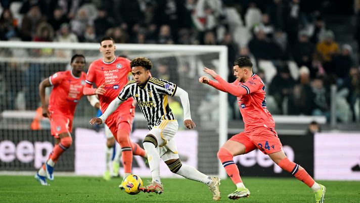 TURIN, ITALY - FEBRUARY 12: Weston McKennie of Juventus is challenged by Lazar Samardzic of Udinese during the Serie A TIM match between Juventus and Udinese Calcio - Serie A TIM at Allianz Stadium on February 12, 2024 in Turin, Italy. (Photo by Daniele Badolato - Juventus FC/Juventus FC via Getty Images ) News Udinese | Samardzic: “Momento incredibile! Felice di essere rimasto” - immagine 1