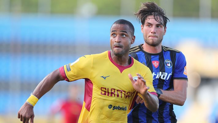 PISA, ITALY - JULY 03: Marco Varnier of SC Pisa battles for the ball with Davide Djily Diaw of AS cittadella during the serie B match between SC Pisa and AS Cittadella at Arena Garibaldi on July 3, 2020 in Pisa, Italy.  (Photo by Gabriele Maltinti/Getty Images for Lega Serie B) 