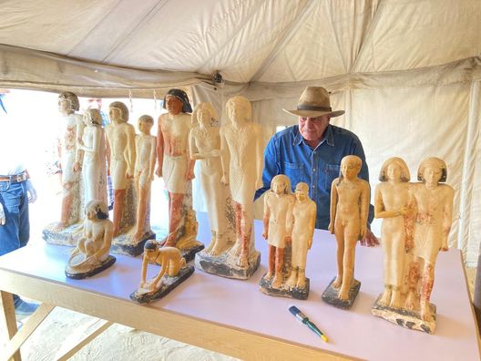 Zahi Hawass con le statue C’era una volta, 4300 anni fa, un sacerdote egizio di nome Messi…- immagine 6